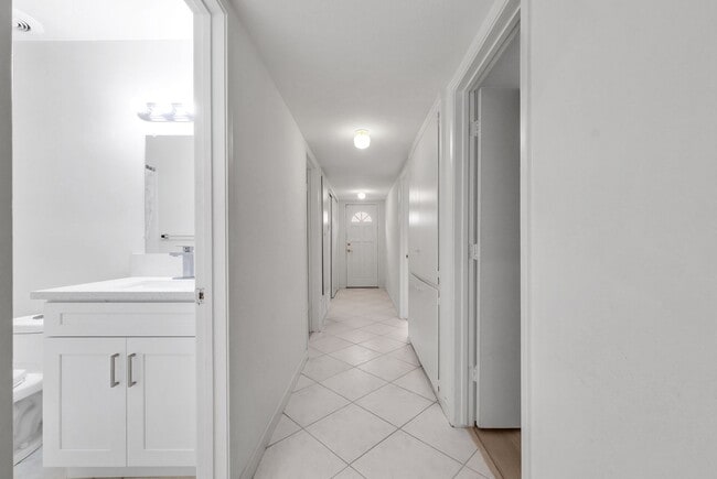 Building Photo - "Rare Single-Story Remodel: Modern 3BR End-Unit in University Park