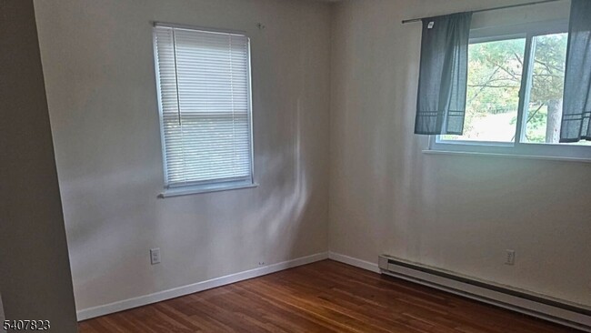 Building Photo - 304 Lake Shore S