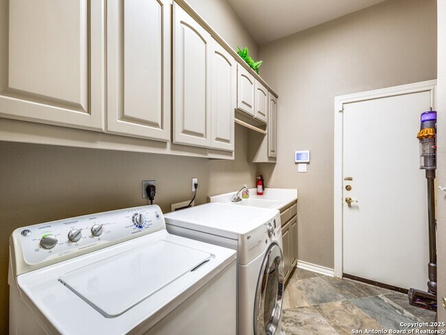 Building Photo - 19114 Autumn Garden