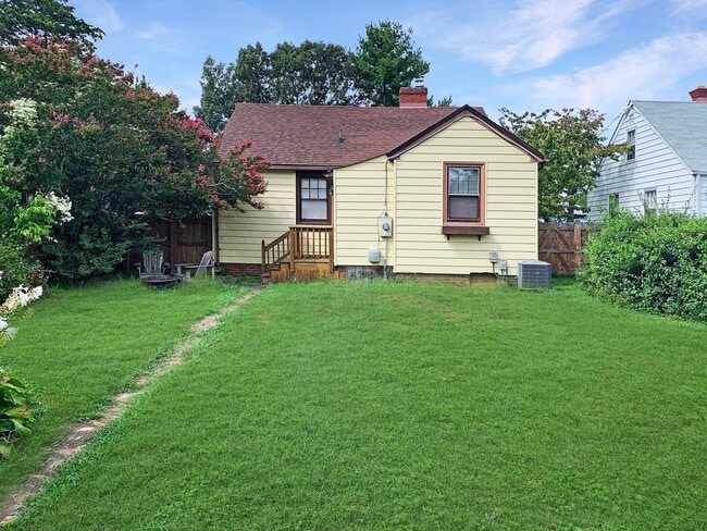 Building Photo - Charming 2 Bed/1 Bath Bungalow in Lakeside!