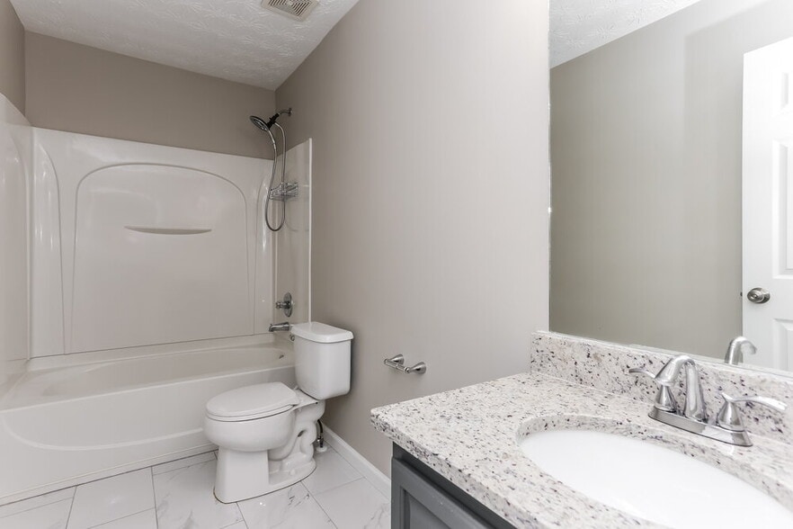 Building Photo - 2210 Valley Creek Dr