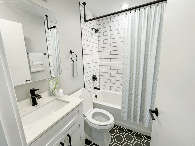 Building Photo - 5650 N Sheridan Rd