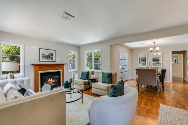 Building Photo - 831 Bruce Dr