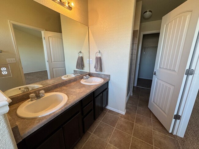 Building Photo - Spacious 3 Bed, 3 Bath Townhome with Rare ...