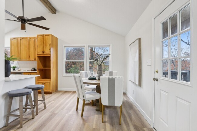 Building Photo - 1357 Lake Sherwood Dr