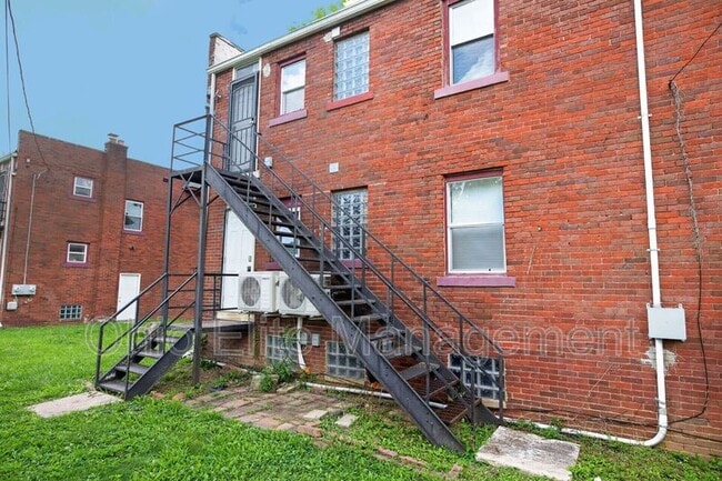 Building Photo - 1094 Oakwood Ave