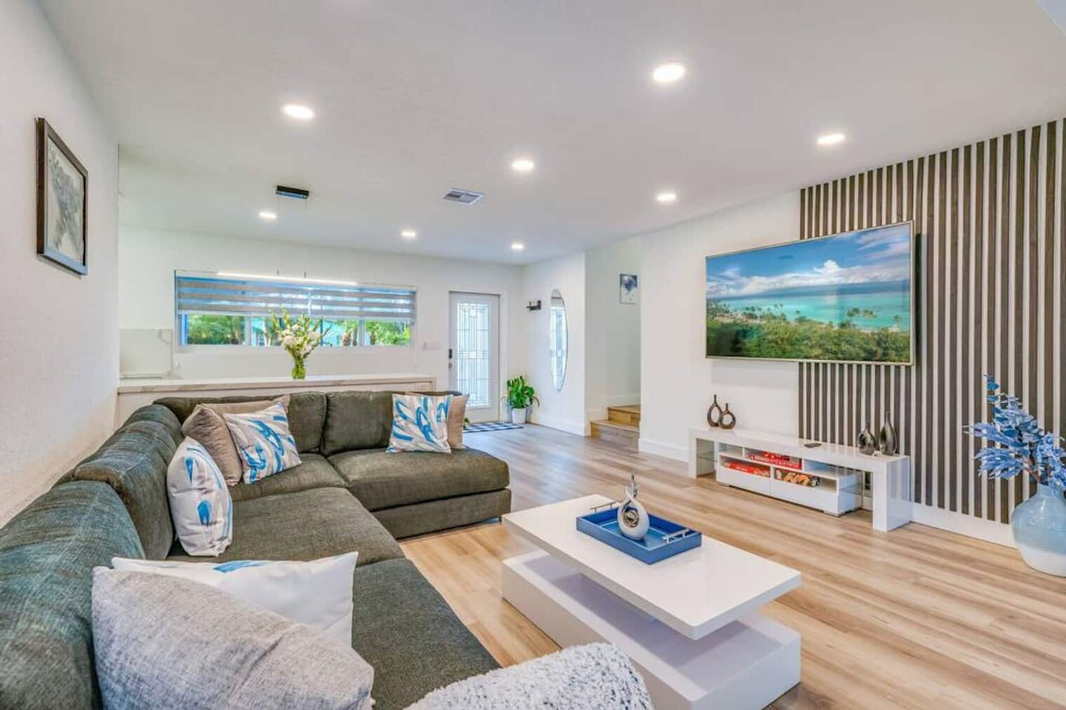 Building Photo - 834 SW 14th Ct