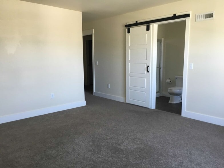 Master Bed - 1711 Lone Pine Dr