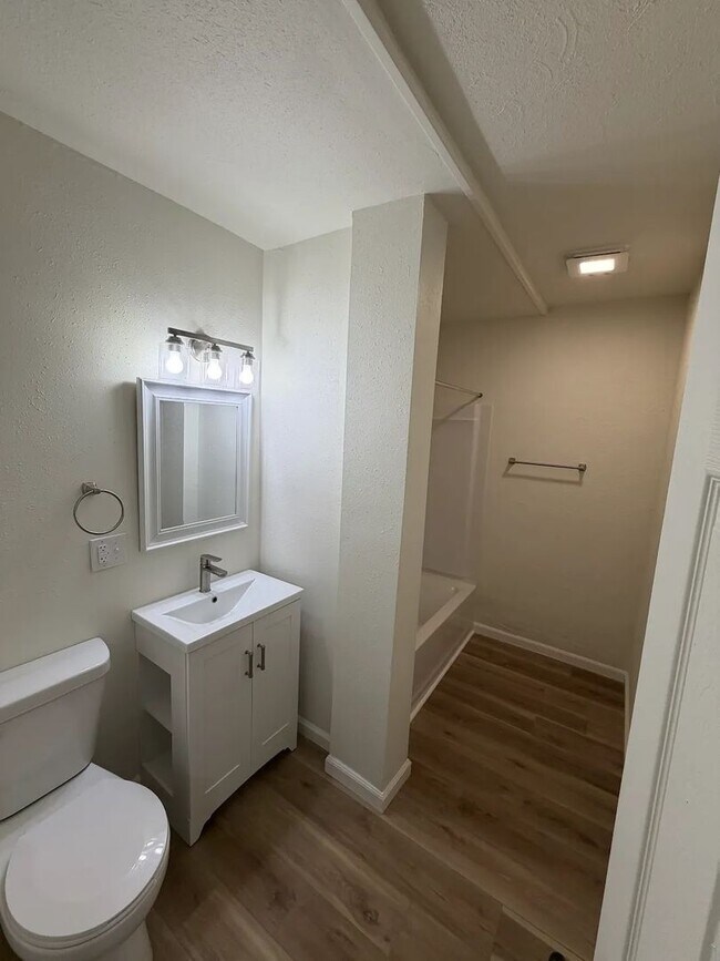 Building Photo - 3-Bedroom 1-Bathroom Single Family Home