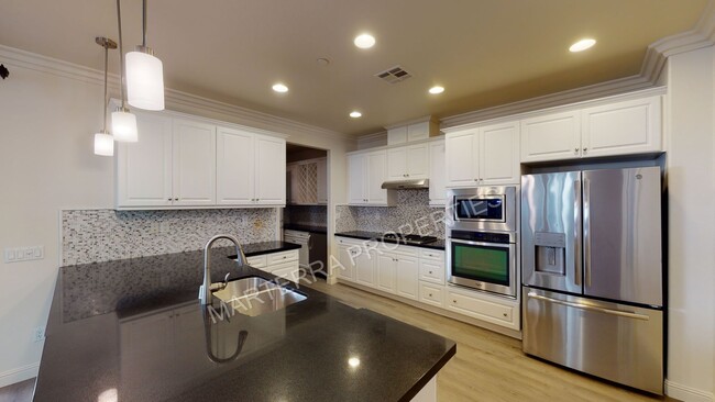 Building Photo - Beautiful 3 Bed/2.5 Bath Home in Portola S...