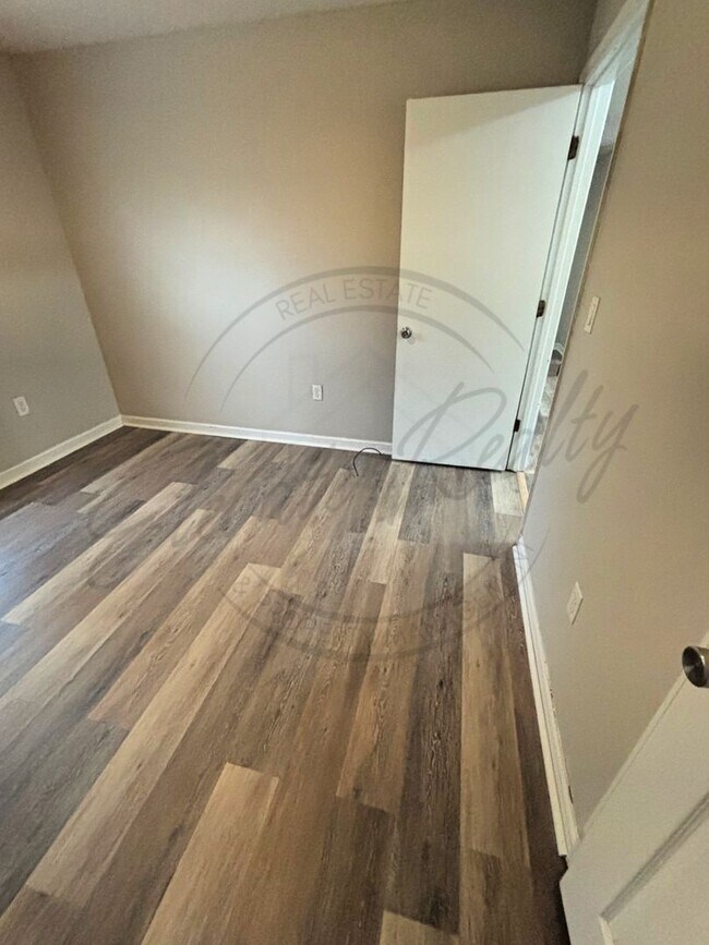 Building Photo - Two Bedroom Ranch Duplex Near N. James Cam...