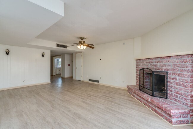 Building Photo - Great East Side Location 4 Bed/2 Bath Home