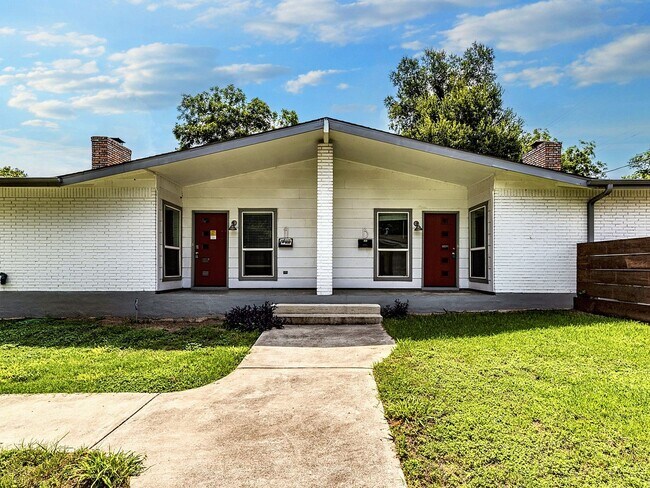 Primary Photo - 2401 La Casa Dr
