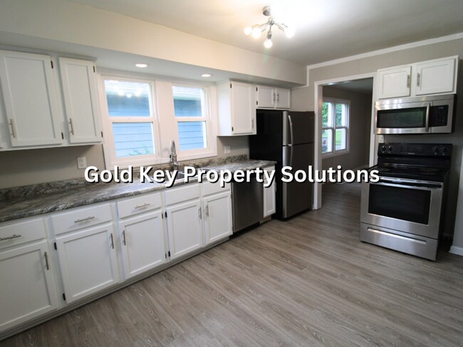 Building Photo - Updated 2 BR 1 BA House with Central Air and Garage (SECTION 8 APPROVED)