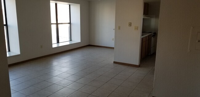 Building Photo - 225 E High St