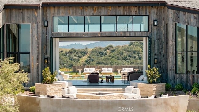Building Photo - 3121 Old Topanga Canyon Rd