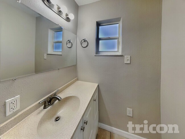 Building Photo - 1430 Thames Ln