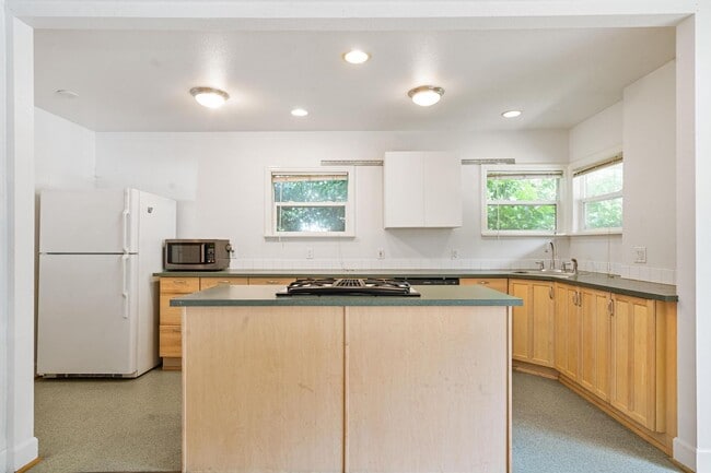 Building Photo - Inviting, remodeled 3-bdr/1.5-bath in Division/Hawthorne duplex—Privacy, A/C, parking, & storage