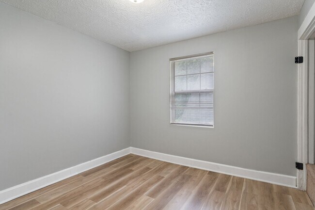 Building Photo - Updated and Move-In Ready 3-Bedroom Home