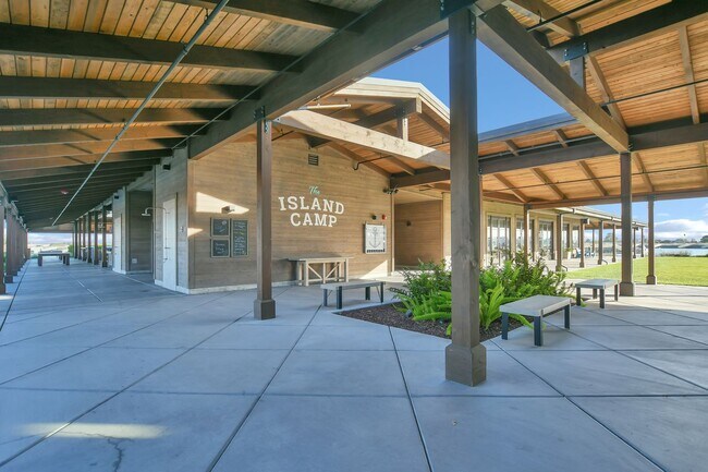 Building Photo - Waterfront Beauty