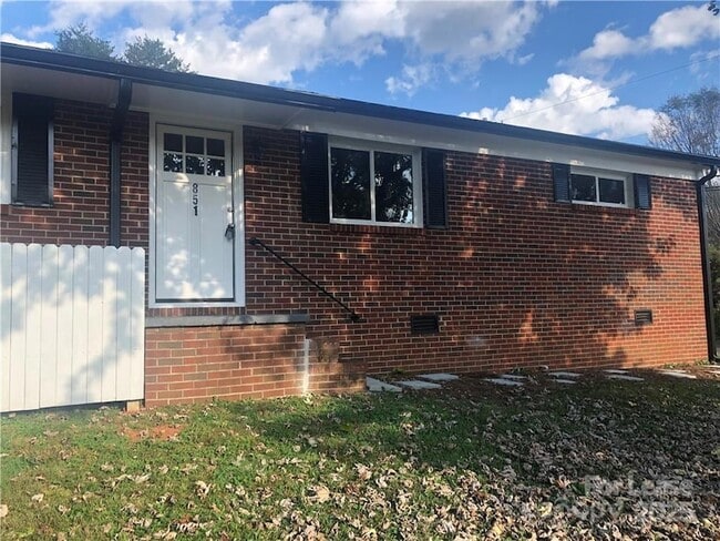 Building Photo - 851 Crestway Dr