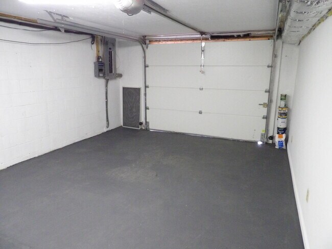 Building Photo - 102 Cedar Dr