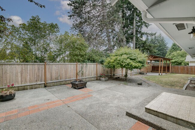 Building Photo - Amazing Updated Rambler in Kirkland with B...