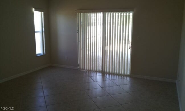 Building Photo - 2733 SW 11th Pl