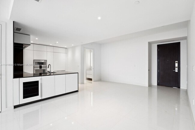 Building Photo - 300 Biscayne Blvd Way