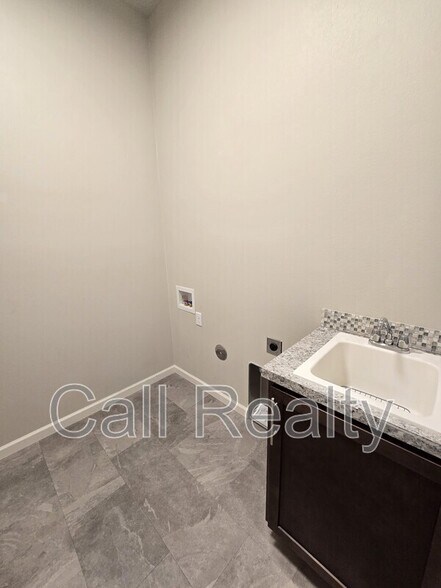 Building Photo - 5530 N Radium Ln