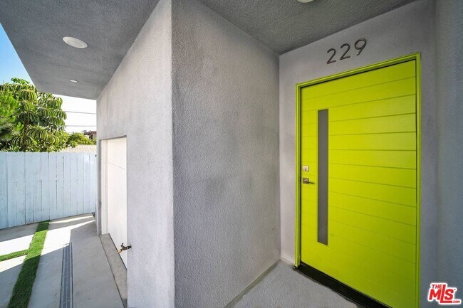 Building Photo - 227 S Park View St