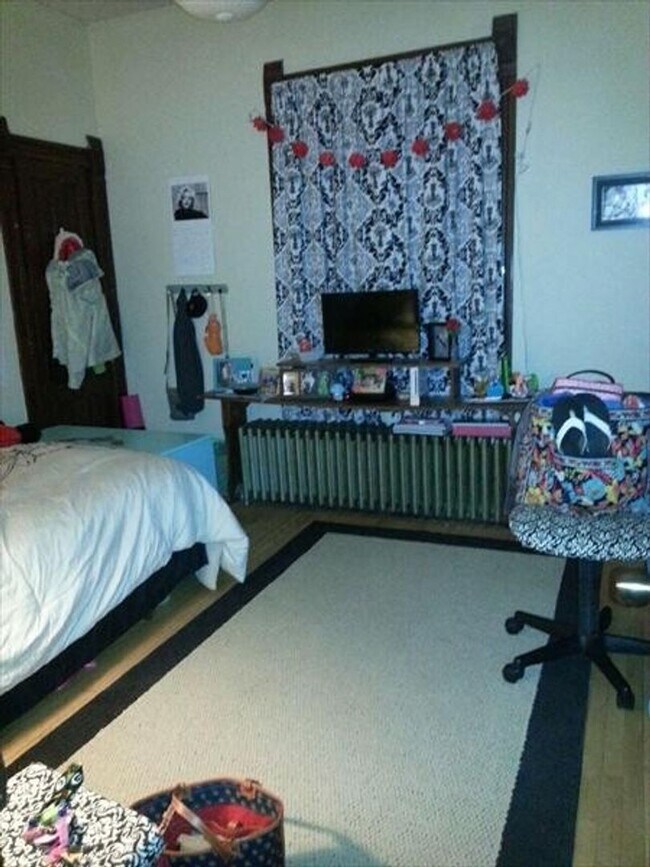 Building Photo - 2627 N Bartlett Ave