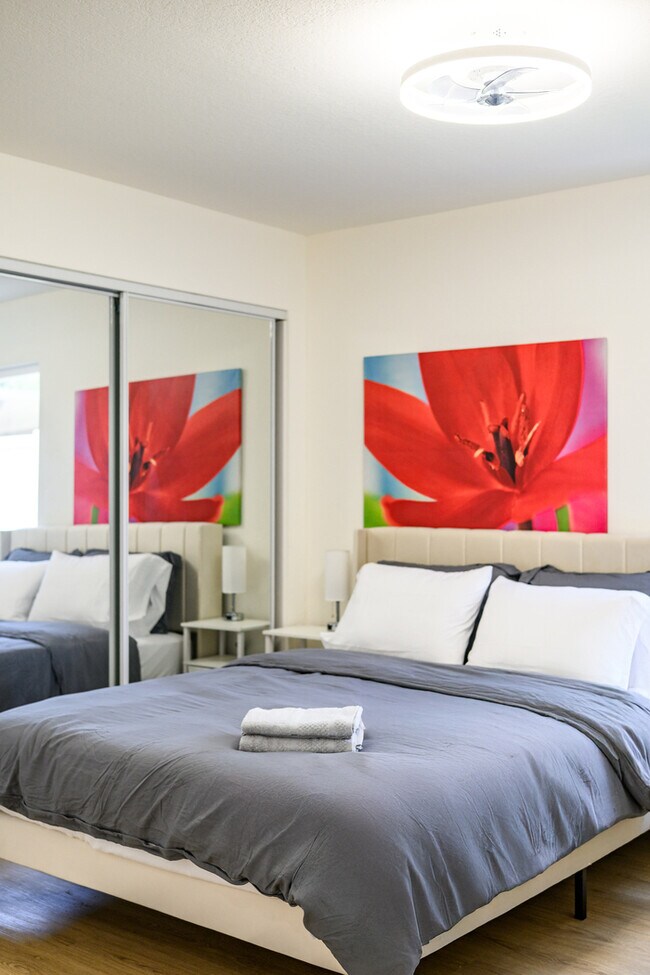 Building Photo - Luxe Spacious Home Near Parks Fully Equipped