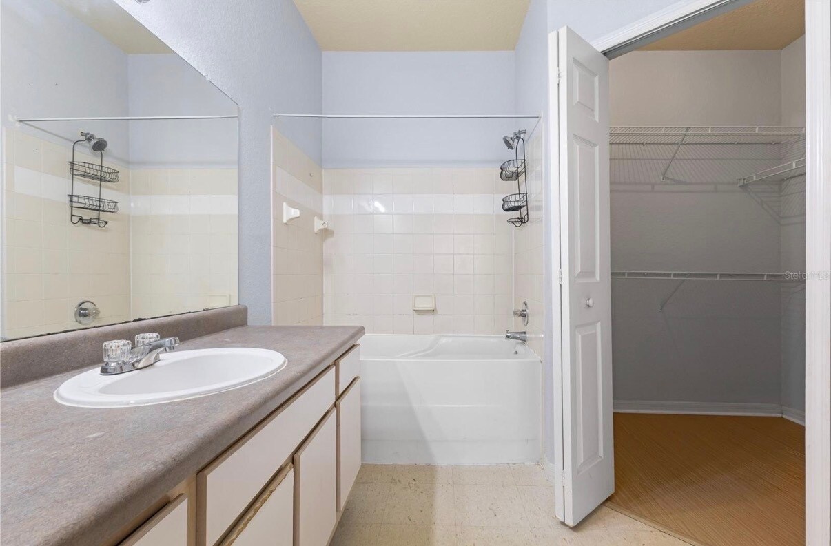 Building Photo - 6017 Westgate Dr