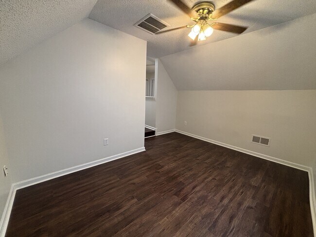 Building Photo - Newly Renovated 3 BR 2.5 Bath home in Oak ...