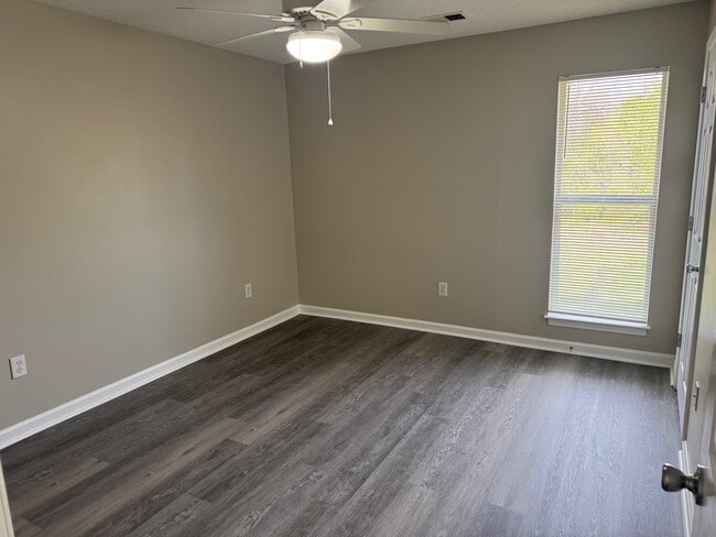 Building Photo - 1130 Parkview Cir N