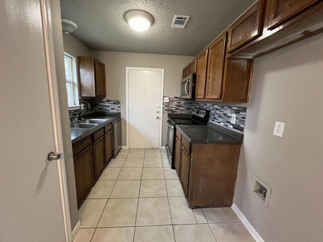 Building Photo - 2111 Caprice Dr