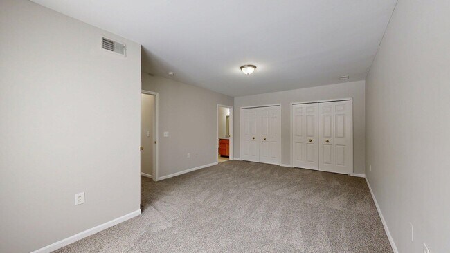 Building Photo - 2740 S Knightsbridge Cir