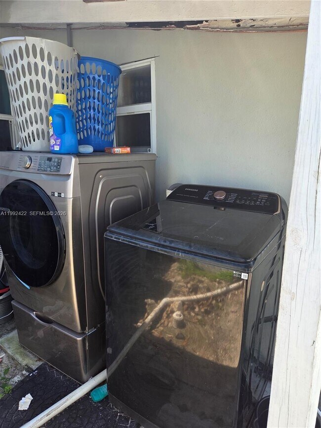 Building Photo - 19631 NE 12th Ct