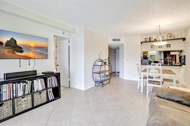 Building Photo - 9949 Twin Lakes Dr