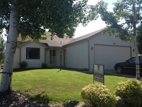 Building Photo - 3 Bedroom 2 Bath Tri Level Home with 2 Car...