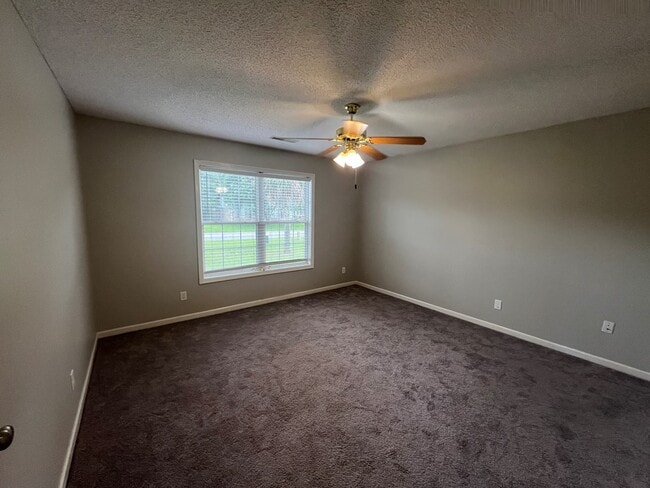 Building Photo - 325 Trailwood Dr