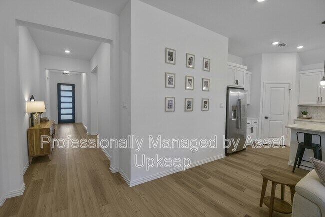 Building Photo - 702 Charity Dr