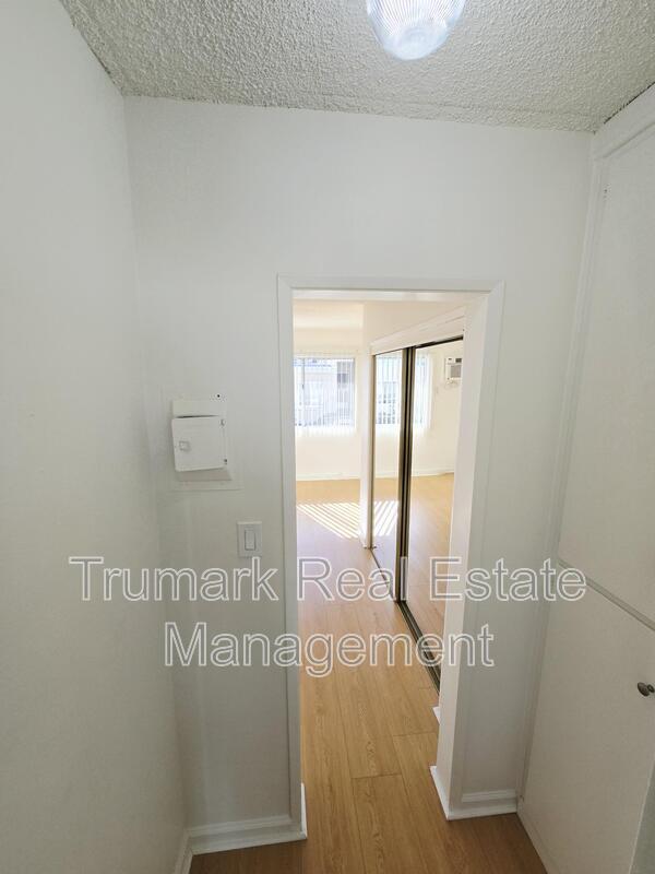 Building Photo - 345 E Tujunga Ave