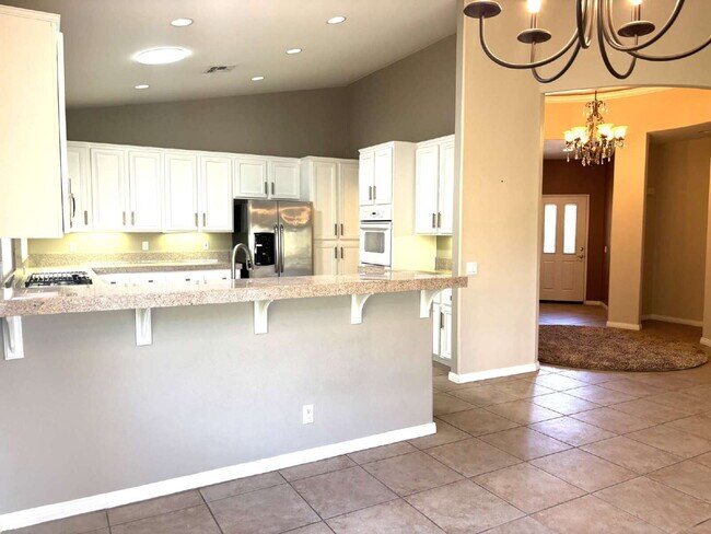 Building Photo - Great Great-Room for Long-term