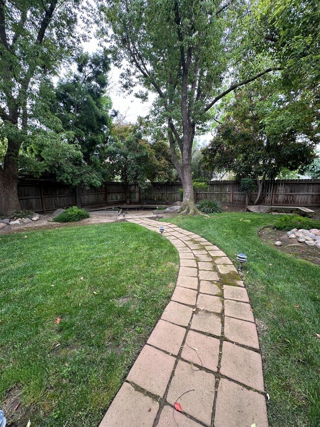 Building Photo - 813 E Mockingbird Ln