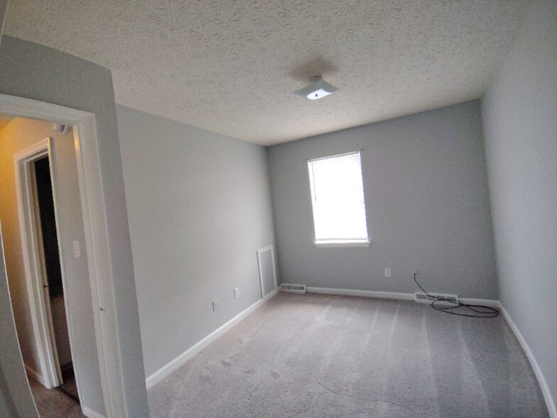Building Photo - 33 Fonda Dr