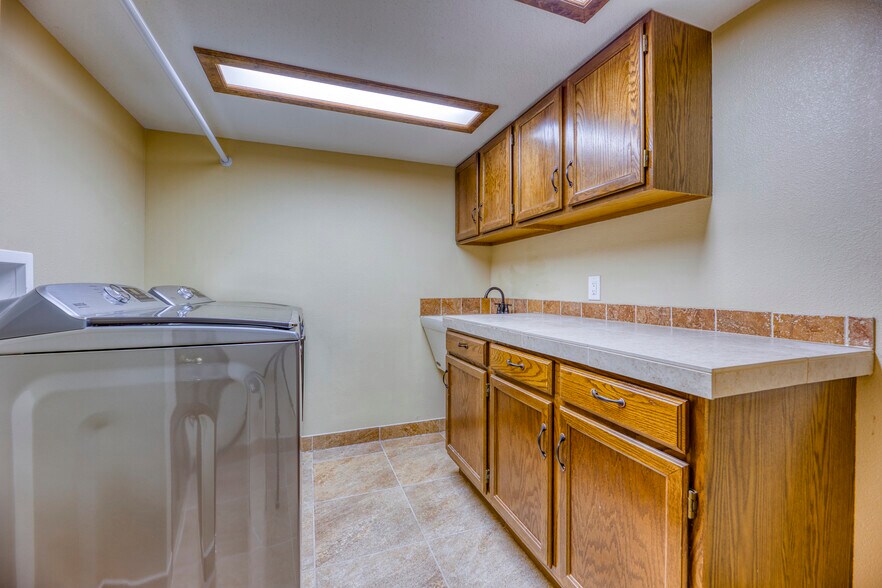 Laundry - 1518 E Nichols Cir