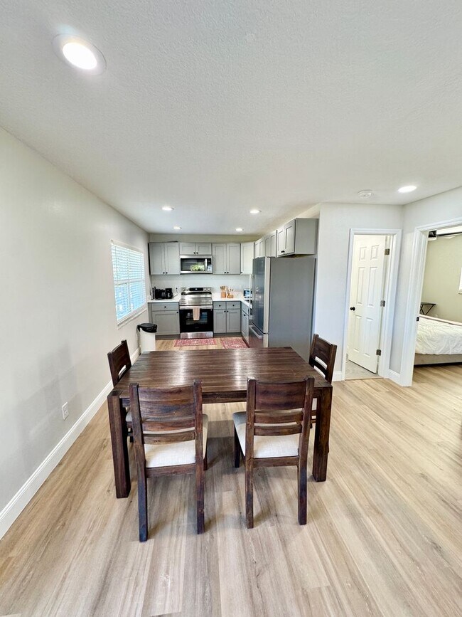 Building Photo - Fully Furnished Down Town Clermont Short T...