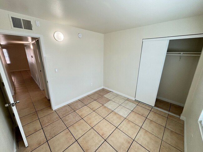 Building Photo - Charming 3BED/1BATH apartment located in N...
